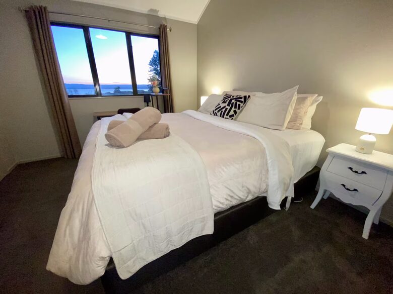 Lake Rotorua Farmhouse Retreat - Hamurana, New Zealand
