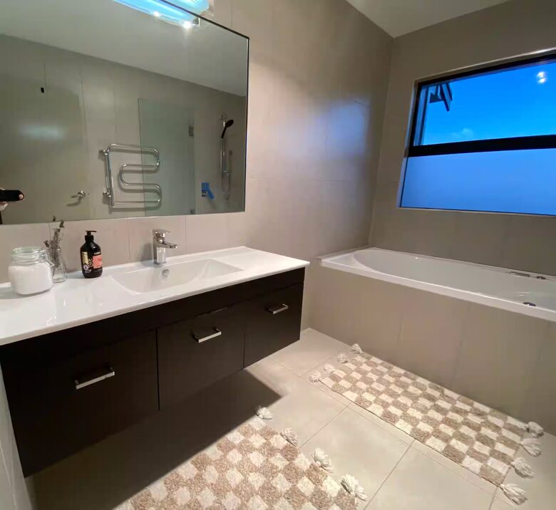 Lake Rotorua Farmhouse Retreat - Hamurana, New Zealand