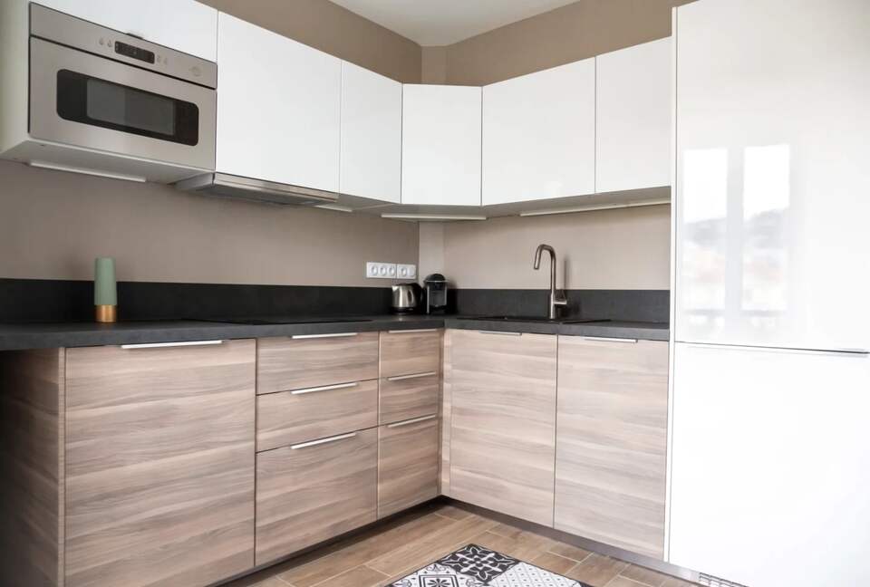 Smart Smoky Brun – An Elegant One-Bedroom Apartment in the Heart of Cannes - Cannes, France