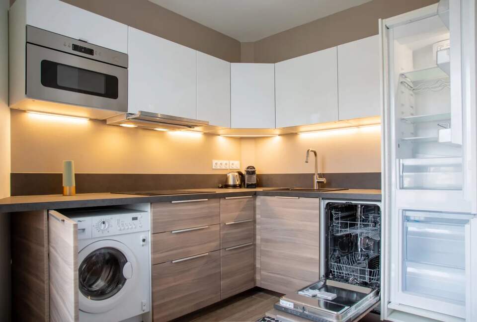 Smart Smoky Brun – An Elegant One-Bedroom Apartment in the Heart of Cannes - Cannes, France