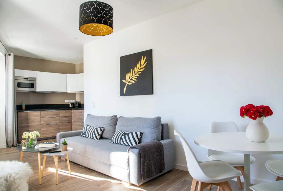 Smart Smoky Brun – An Elegant One-Bedroom Apartment in the Heart of Cannes - Cannes, France