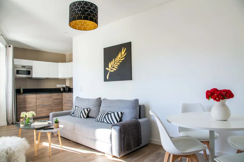 Smart Smoky Brun – An Elegant One-Bedroom Apartment in the Heart of Cannes - Cannes, France