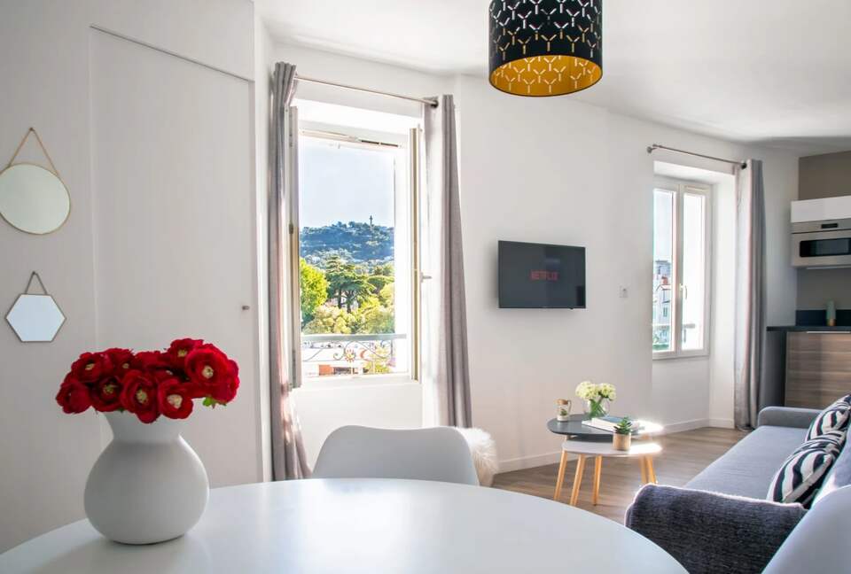 Smart Smoky Brun – An Elegant One-Bedroom Apartment in the Heart of Cannes - Cannes, France