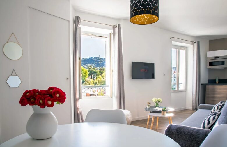 Smart Smoky Brun – An Elegant One-Bedroom Apartment in the Heart of Cannes - Cannes, France