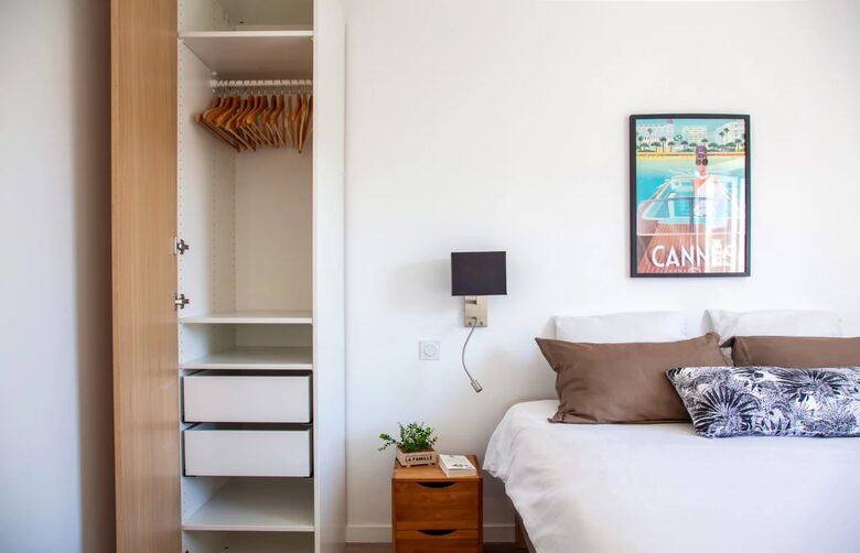 Smart Smoky Brun – An Elegant One-Bedroom Apartment in the Heart of Cannes - Cannes, France
