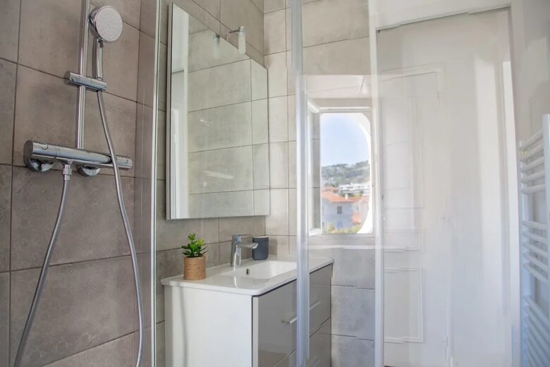 Smart Smoky Brun – An Elegant One-Bedroom Apartment in the Heart of Cannes - Cannes, France