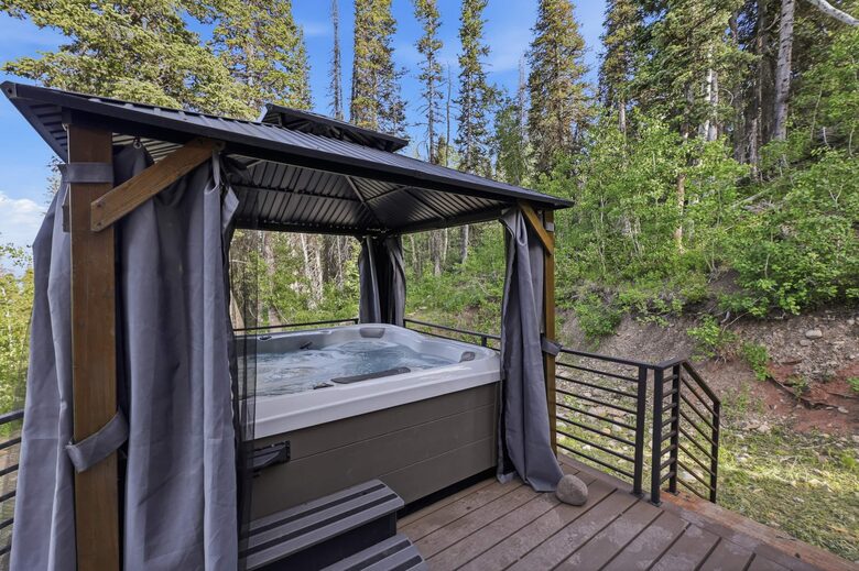 Tollgate Canyon Cabin with Hot Tub & Steam Room - Coalville, Utah