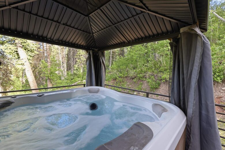 Tollgate Canyon Cabin with Hot Tub & Steam Room - Coalville, Utah