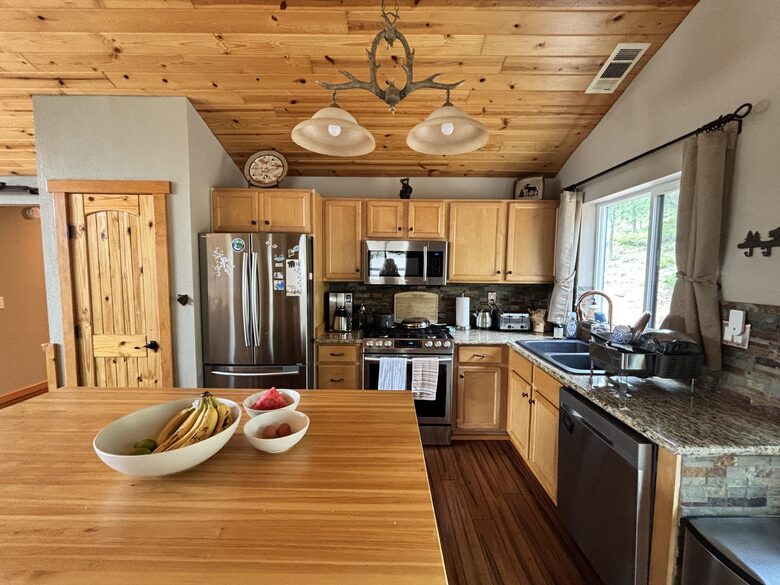 Truckee Mountain Home with Pool Table & Foosball - Truckee, California