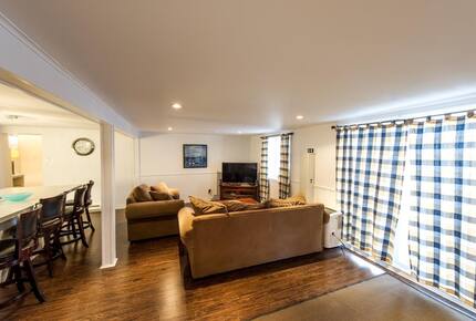 Lake Gagnon Waterfront Chalet with Private Beach and Hot Tub - Duhamel, Canada