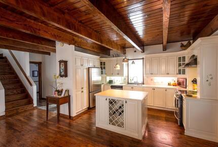 Lake Gagnon Waterfront Chalet with Private Beach and Hot Tub - Duhamel, Canada
