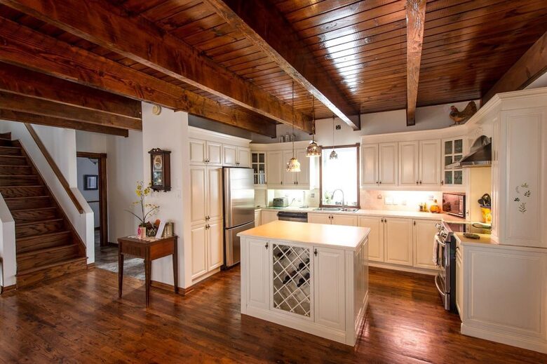 Lake Gagnon Waterfront Chalet with Private Beach and Hot Tub - Duhamel, Canada