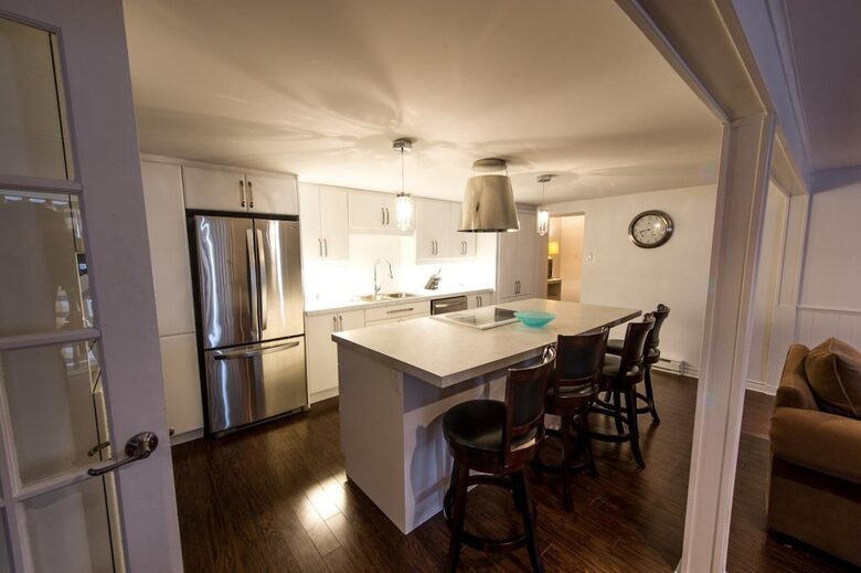 Lake Gagnon Waterfront Chalet with Private Beach and Hot Tub - Duhamel, Canada