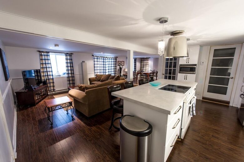 Lake Gagnon Waterfront Chalet with Private Beach and Hot Tub - Duhamel, Canada