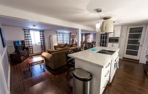 Lake Gagnon Waterfront Chalet with Private Beach and Hot Tub - Duhamel, Canada