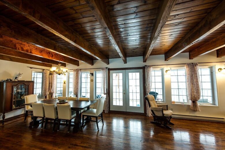 Lake Gagnon Waterfront Chalet with Private Beach and Hot Tub - Duhamel, Canada