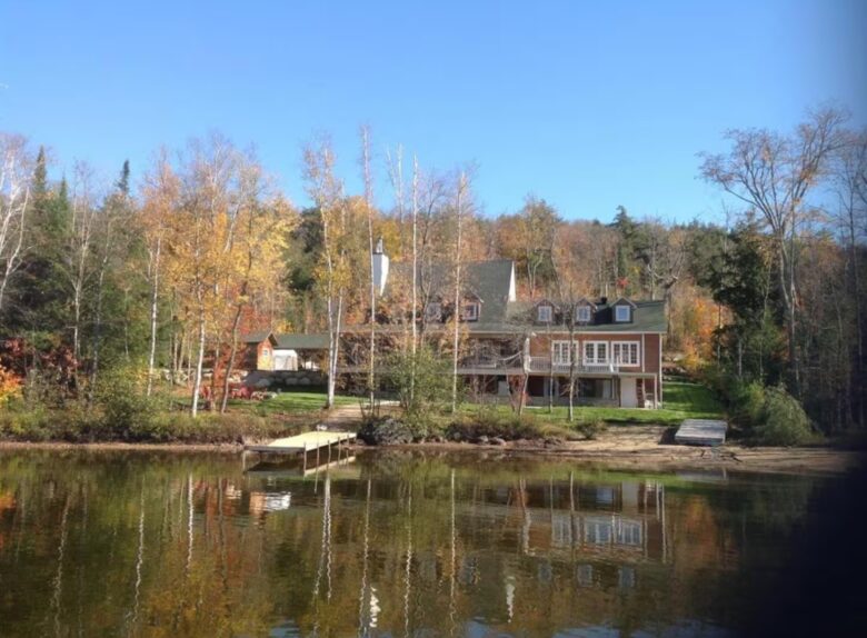 Lake Gagnon Waterfront Chalet with Private Beach and Hot Tub - Duhamel, Canada