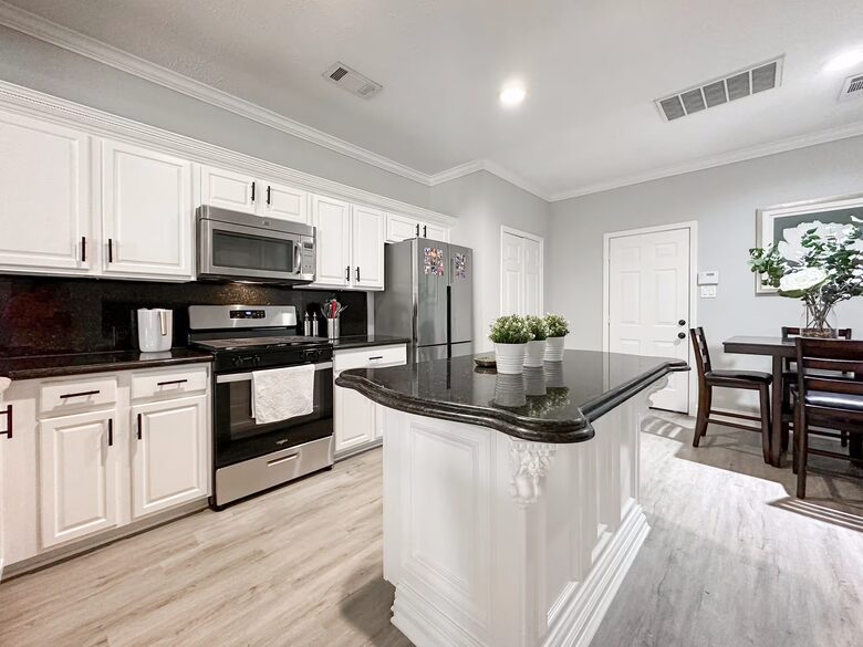 The Woodlands Retreat with Private Hot Tub - The Woodlands, Texas