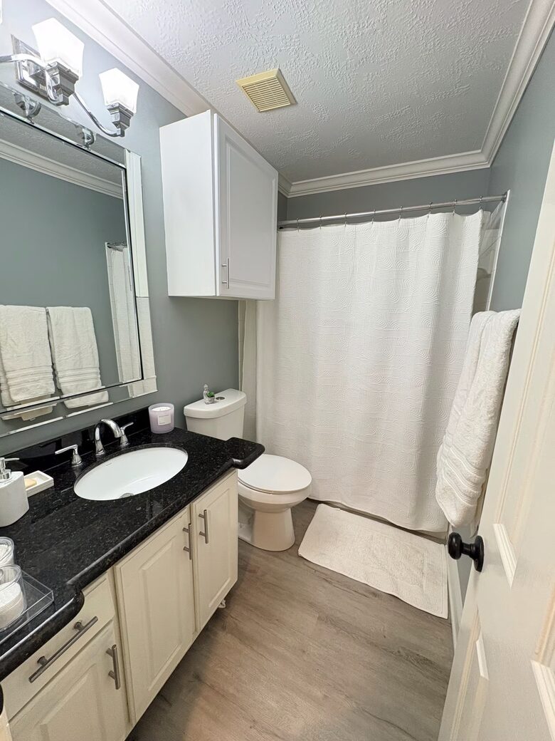 The Woodlands Retreat with Private Hot Tub - The Woodlands, Texas