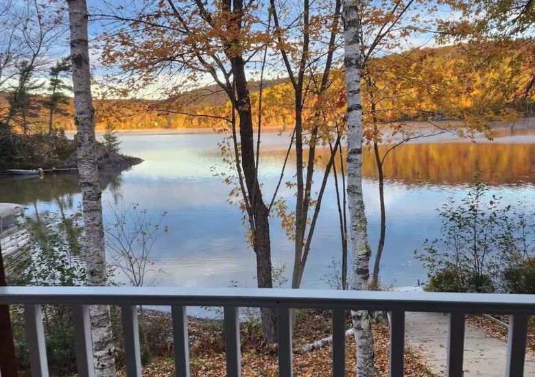 Lake Gagnon Waterfront Chalet with Private Beach and Hot Tub - Duhamel, Canada