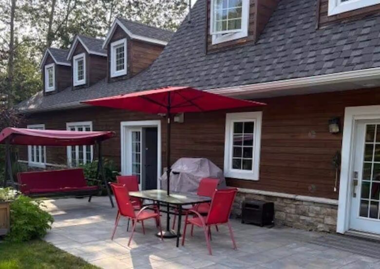 Lake Gagnon Waterfront Chalet with Private Beach and Hot Tub - Duhamel, Canada