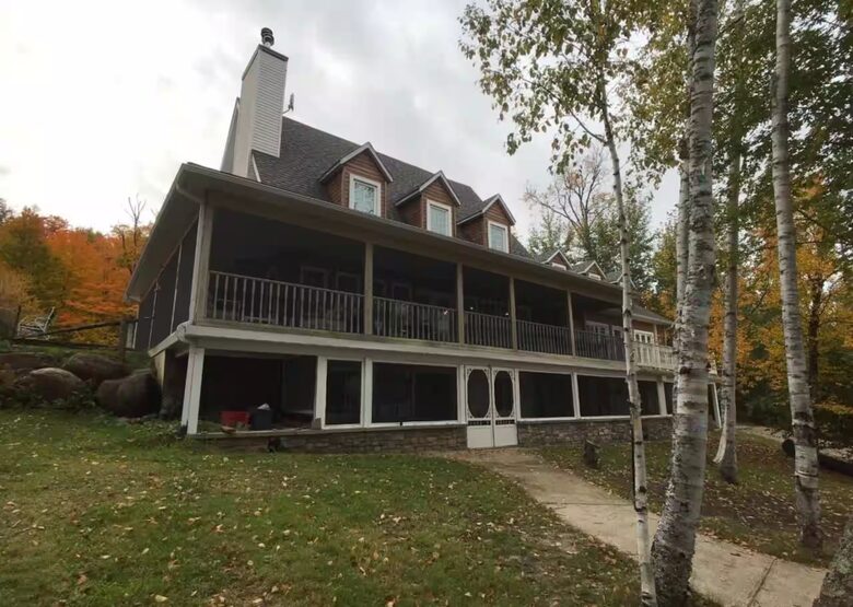 Lake Gagnon Waterfront Chalet with Private Beach and Hot Tub - Duhamel, Canada