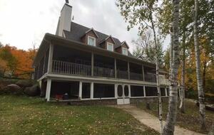 Lake Gagnon Waterfront Chalet with Private Beach and Hot Tub - Duhamel, Canada
