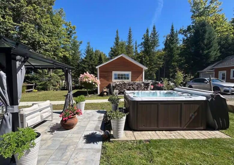 Lake Gagnon Waterfront Chalet with Private Beach and Hot Tub - Duhamel, Canada