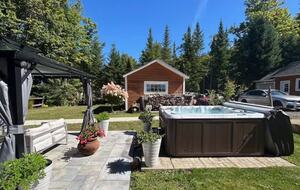 Lake Gagnon Waterfront Chalet with Private Beach and Hot Tub - Duhamel, Canada