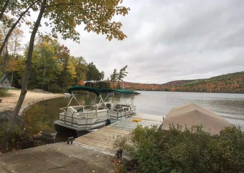 Lake Gagnon Waterfront Chalet with Private Beach and Hot Tub - Duhamel, Canada