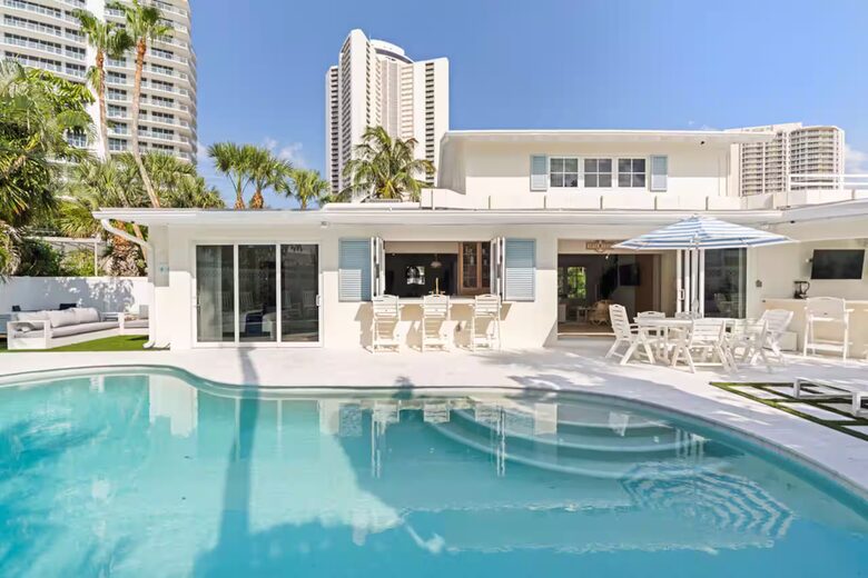 Palm Beach Poolside Haven - Riviera Beach, Florida