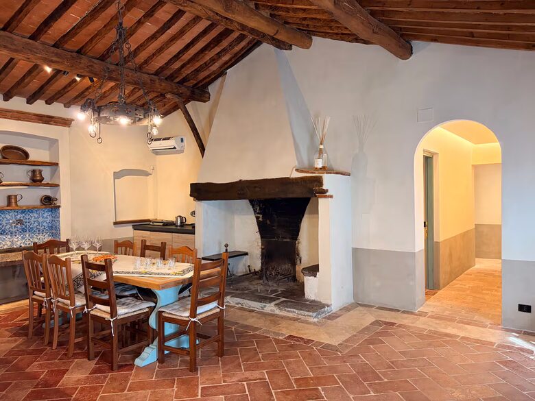 Roman Hill Farmhouse - Monte San Savino, Italy