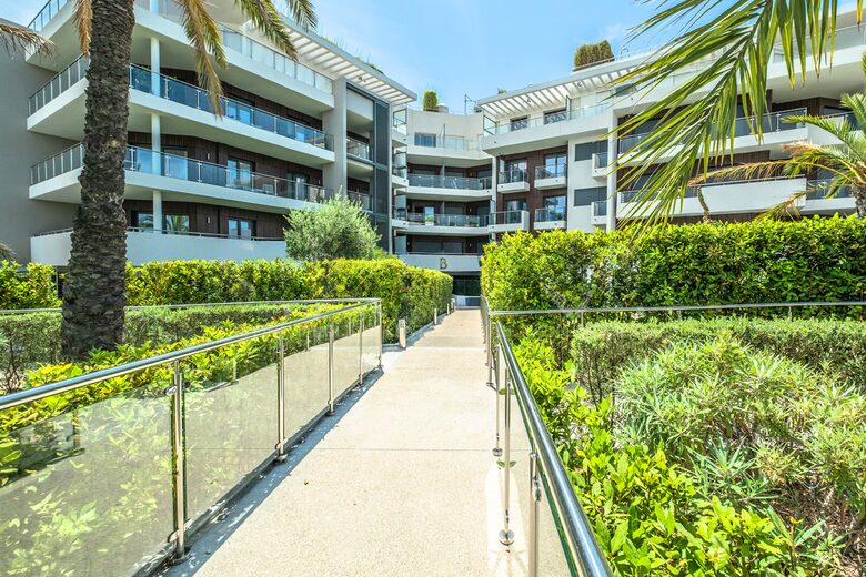 Elegant Escape on Cap d'Antibes - Antibes, France