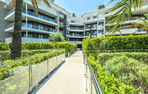 Elegant Escape on Cap d'Antibes - Antibes, France