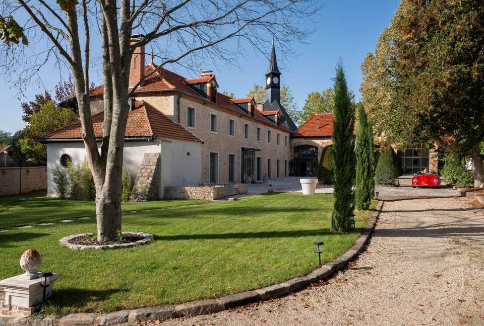 A Historic Residence Opposite Château de Bonnelles - Bonnelles, France