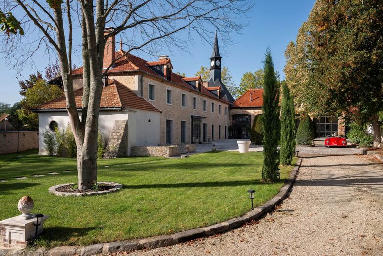 A Historic Residence Opposite Château de Bonnelles - Bonnelles, France