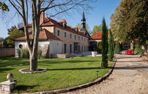 A Historic Residence Opposite Château de Bonnelles - Bonnelles, France