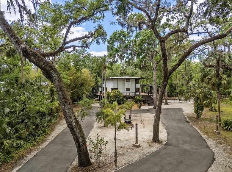 Private Waterfront Haven Along a Tranquil Florida River - Brandon, Florida