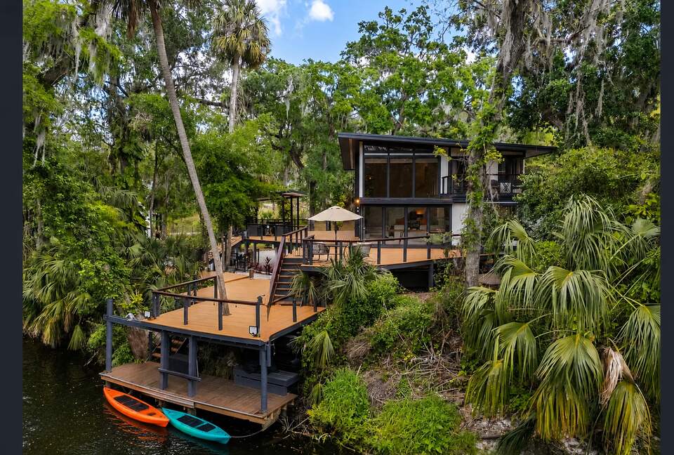 Private Waterfront Haven Along a Tranquil Florida River - Brandon, Florida