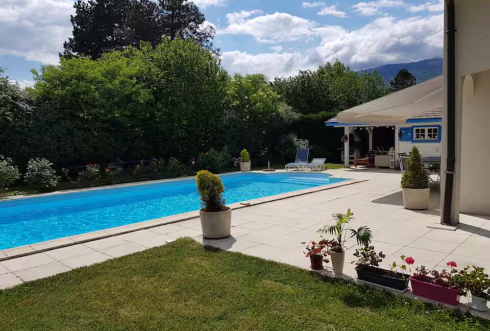 Refined Residence at the Gateway to Geneva - Saint-Genis-Pouilly, France