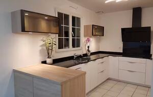 Refined Residence at the Gateway to Geneva - Saint-Genis-Pouilly, France