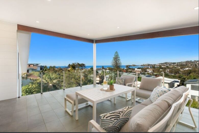 Modern Wamberal Retreat with Elevated Coastal Views - Wamberal, Australia