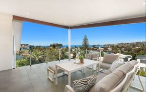 Modern Wamberal Retreat with Elevated Coastal Views - Wamberal, Australia