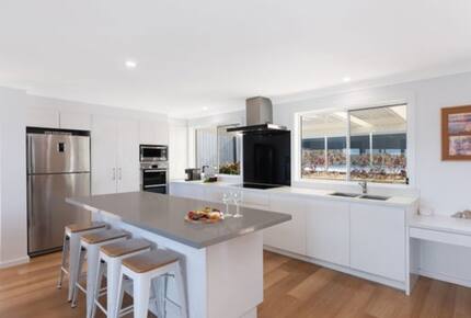 Modern Wamberal Retreat with Elevated Coastal Views - Wamberal, Australia