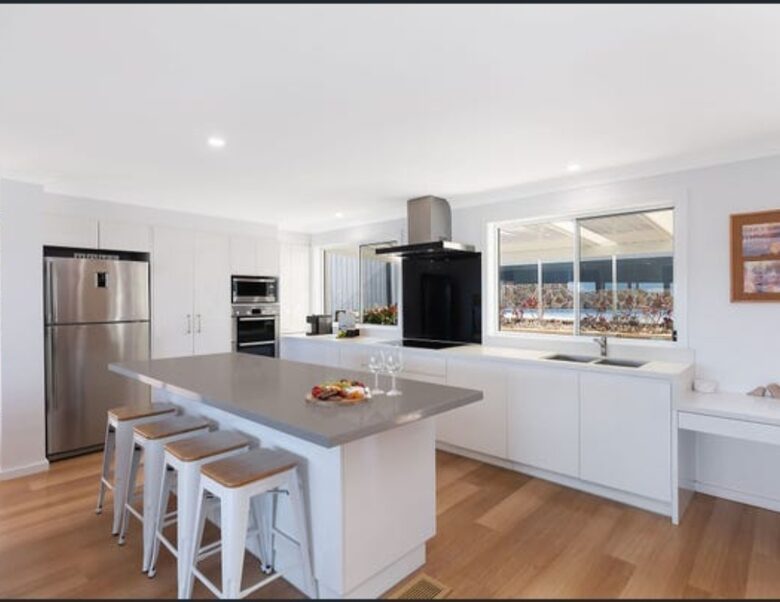 Modern Wamberal Retreat with Elevated Coastal Views - Wamberal, Australia