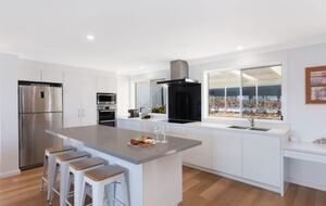 Modern Wamberal Retreat with Elevated Coastal Views - Wamberal, Australia