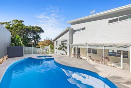 Modern Wamberal Retreat with Elevated Coastal Views - Wamberal, Australia