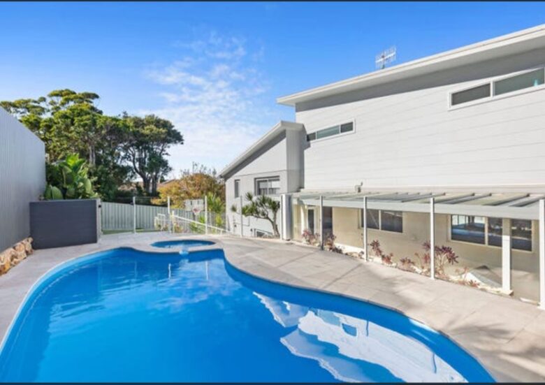 Modern Wamberal Retreat with Elevated Coastal Views - Wamberal, Australia