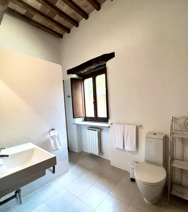 Secluded Stone Farmhouse with Pool & Sweeping Umbrian Views - Montone, Italy