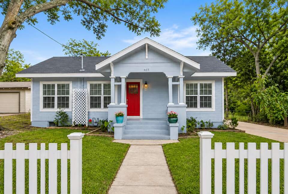Colorful Historic Home Near Downtown Brenham - Brenham, Texas